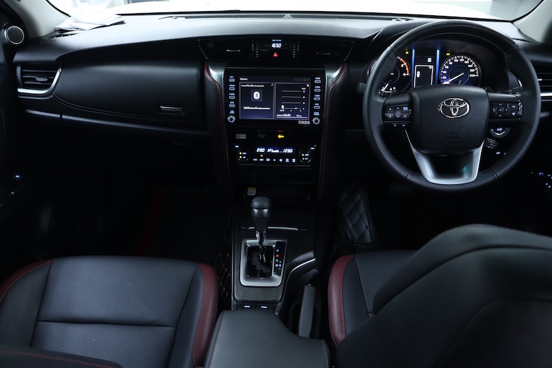 TOYOTA FORTUNER 2.4 Commander 