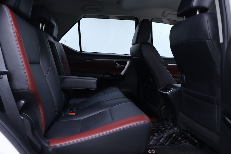 TOYOTA FORTUNER 2.4 Commander 