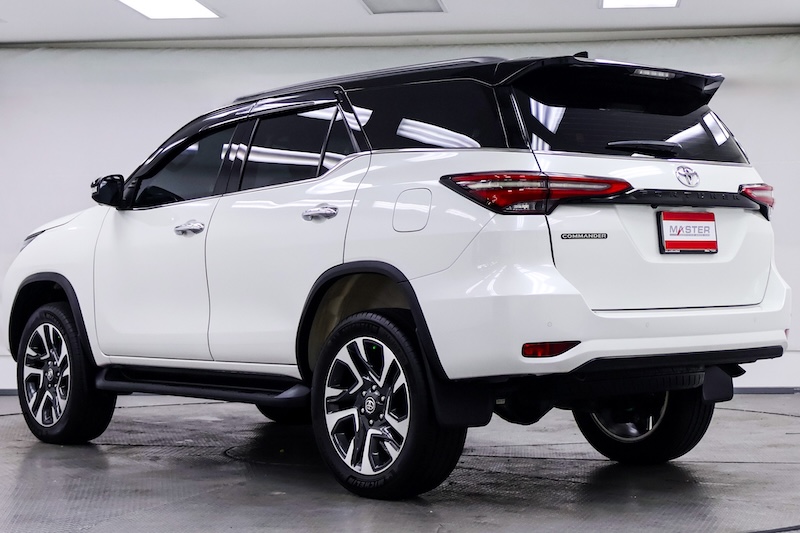 TOYOTA FORTUNER 2.4 Commander 