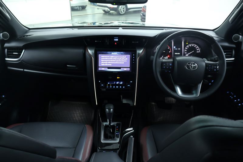 TOYOTA FORTUNER 2.4 Legender Black top