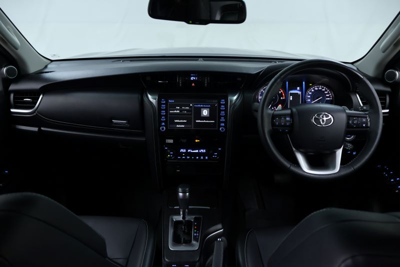TOYOTA FORTUNER 2.4 Leader AT