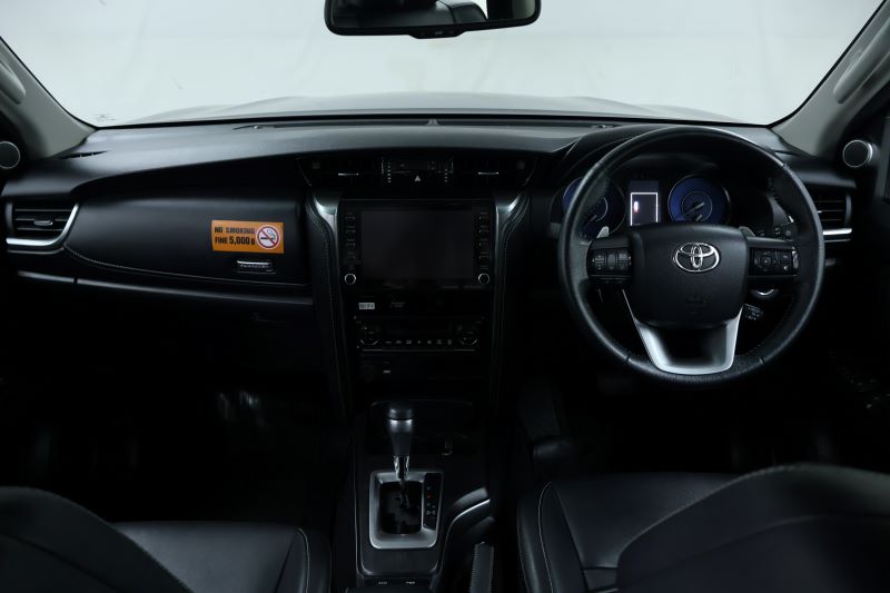 TOYOTA FORTUNER G Leader 