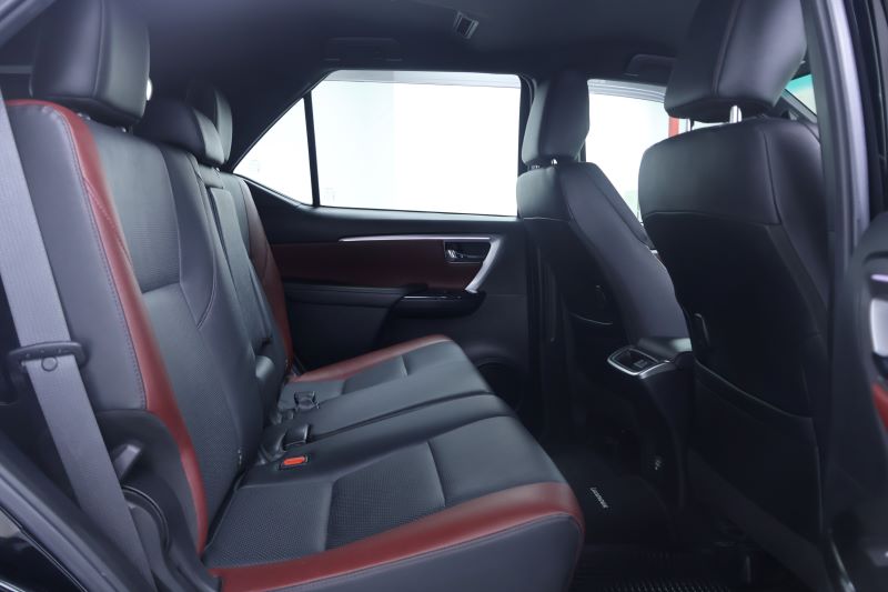 TOYOTA FORTUNER 2.4 Legender Black top