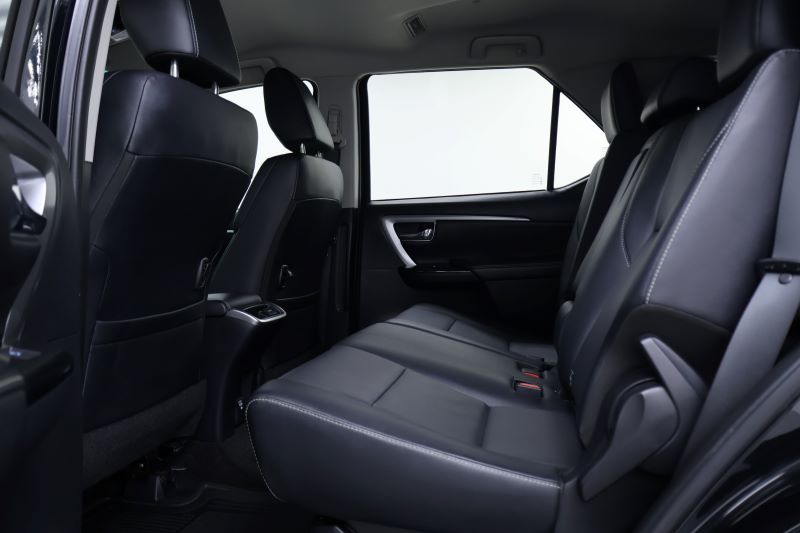 TOYOTA FORTUNER 2.4 Leader AT