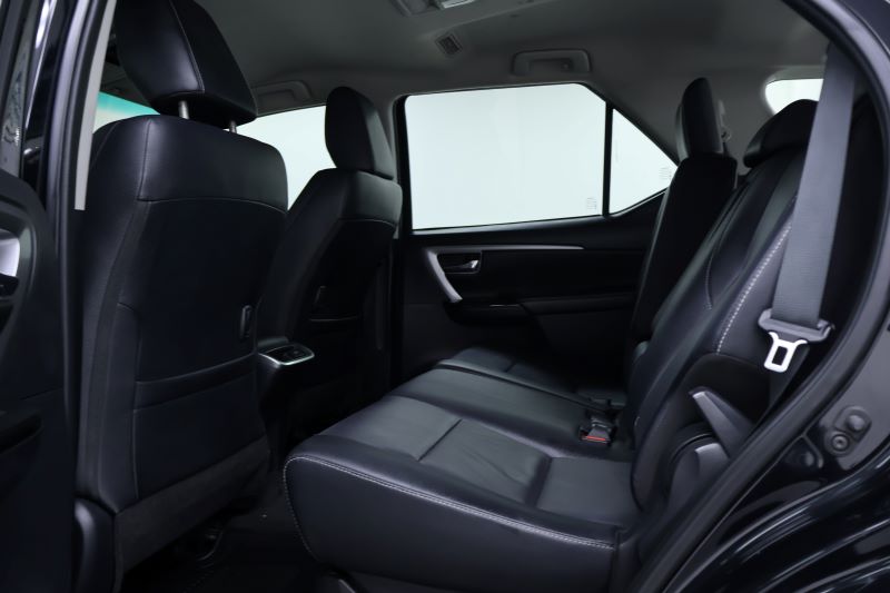 TOYOTA FORTUNER G Leader 