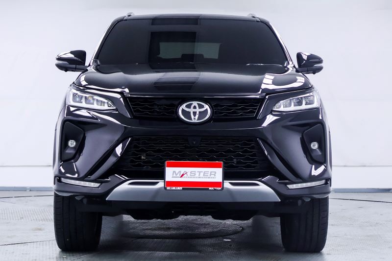 TOYOTA FORTUNER 2.4 Legender Black top