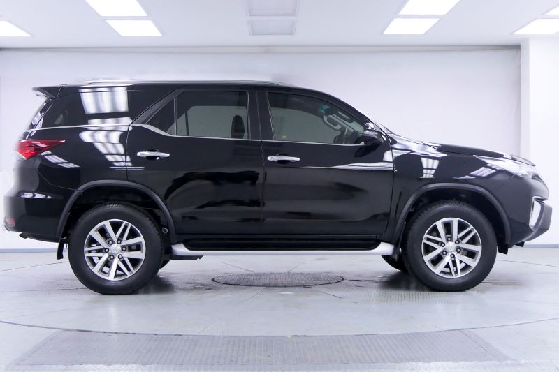 TOYOTA FORTUNER 2.4  V (4WD)