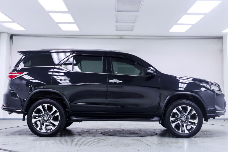 TOYOTA FORTUNER 2.4 Legender Black top