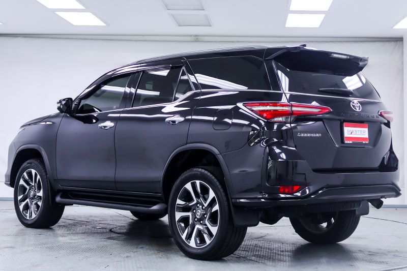 TOYOTA FORTUNER 2.4 Legender Black top