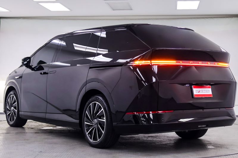 XPENG X9 LUXURY 