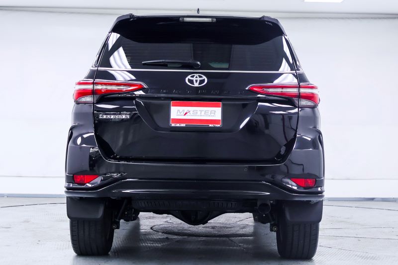 TOYOTA FORTUNER 2.4 Legender Black top