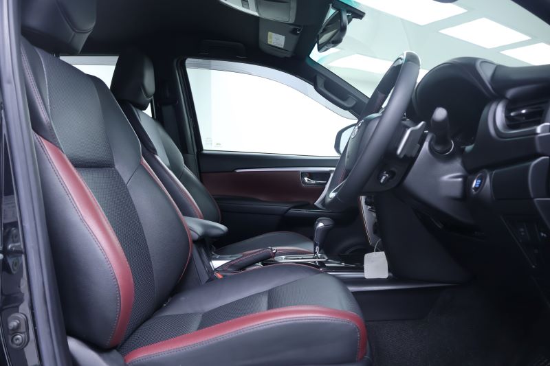 TOYOTA FORTUNER 2.4 Legender Black top