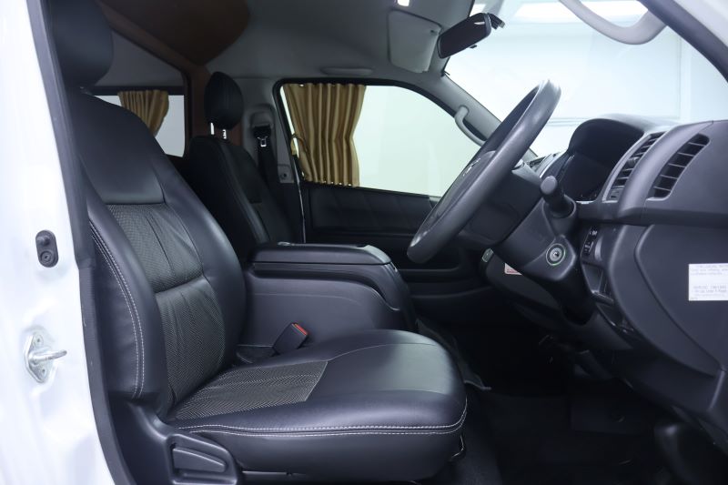 TOYOTA VENTURY 2.7 G (AT) 
