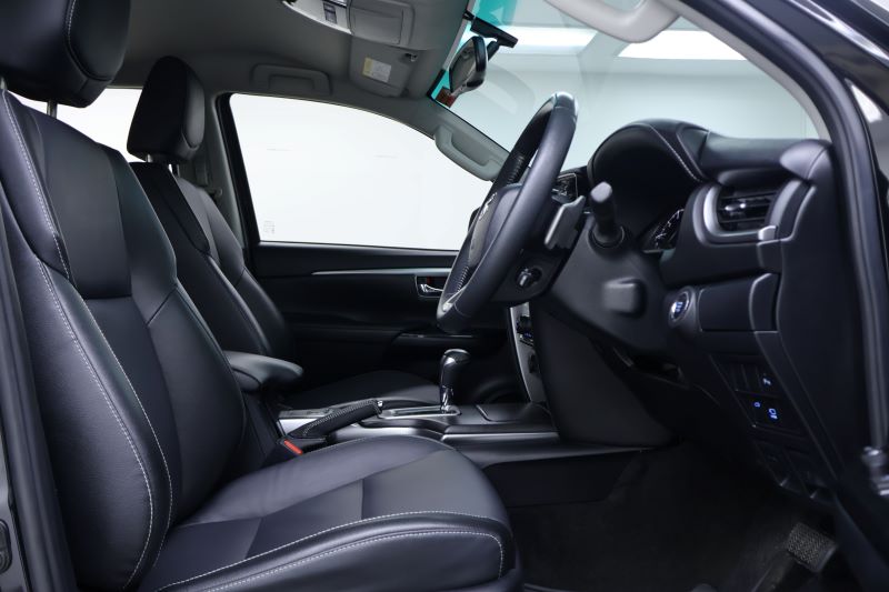 TOYOTA FORTUNER 2.4 Leader AT