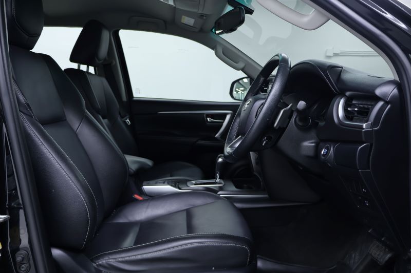 TOYOTA FORTUNER G Leader 