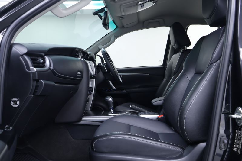 TOYOTA FORTUNER 2.4 Leader AT