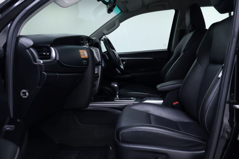 TOYOTA FORTUNER G Leader 