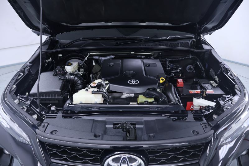 TOYOTA FORTUNER 2.4 Legender Black top