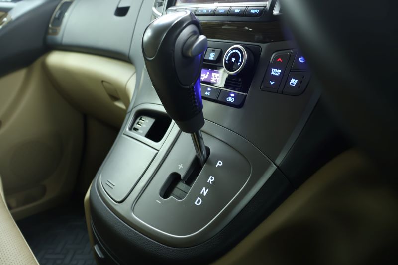 HYUNDAI H-1 2.5 Deluxe (AT) 